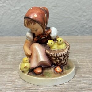 Goebel Hummel Chick Girl Figuine HUM 57/0 TMK2 Full Bee 1950's Germany 3.5" Vtg